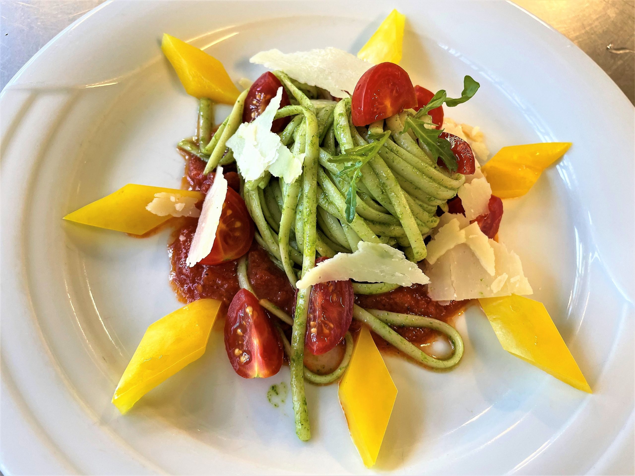 Ricetta di Trenette al pesto di rucola con pomodorini - alberto-arienti.com